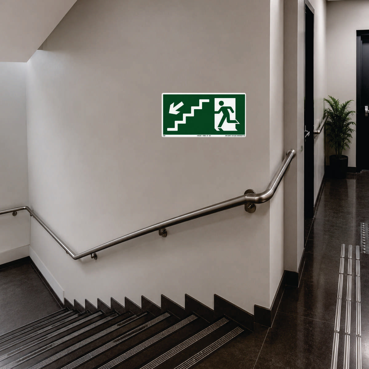 PLACA ROTA DE FUGA - ESCADA PARA BAIXO ESQUERDA